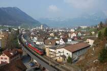 Re 10/10 und eine Re 474 am 04.04.2009 mit einem Getreidezug in Brunnen. Im Hintergrund die Kulisse des Mythen