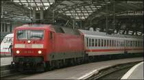 120 108 mit IC bei der Ausfahrt von K�ln Hbf 5.4.2009