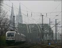 mein erster Taurus =) 182 004 mit IC 1808 an der Hohenzollernbr�cke von K�ln Messe Deutz aus fotografiert. 5.4.2009