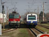W�hrend die 1144 212 heute einen Ruhetag hat, trifft die 4020 208 gerade im Bahnhof von Stockerau als S9 ein. (06.04.09)