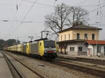 Die ES 64 F4-018 und die ES 64 U2-034 am 04.04.2009 mit dem Warsteiner Containerzug bei der Durchfahrt in A�ling. 