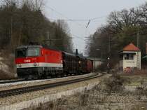 Die 1144 224 am 04.04.2009 mit einem G�terzug bei der Durchfahrt in A�ling. 