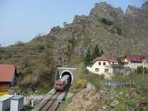 Bei warmen Wetter verl�sst der 5047 014-5 im neuen 5047-Design der D�rnsteiner Tunnel. (06.04.09)