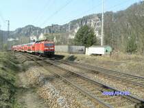 Eine 143 in Rathen vor der Kulisse der Bastei mit der S-Bahn nach Meissen Triebischtal am 2.April 2009