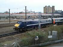 91105 ist mit ihrem Intercity am 01.04.09 auf dem Weg von London nach Glasgow und verl�sst soeben den Bahnhof York in Richtung Norden.