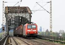 185 019 �berquert in westliche Richtung den Rhein bei Duisburg Baerl. 06.04.2009