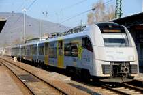 Innerhalb einer Stunde drei von sechzehn  Rhein-Sternen  auf Chip zu bannen, noch mit unterschiedlichen Betriebsnummern, ist auf der linken Rheinseite allt�glich, oder besser all- st�ndlich  m�glich. Hier 460 011/511 beim Halt in Bingen Hbf. (April 2009).