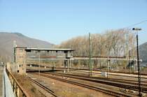 Zum Weltkulturerbe Mittelrheintal geh�rt das Reiterstellwerk am Bingener Hbf in Bingerbr�ck. Es soll demn�chst saniert werden und als technisches Kulturdenkmal einem Museum gleich zur Besichtigung freigegeben werden. Allein die Kosten bremsten bis jetzt dieses Vorhaben. Von 513.000 Euro ist die Rede... (Bingerbr�ck, April 2009).