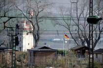 �ber die Mauer des Reiterstellwerks in Bingerbr�ck geschaut: Ob hier der M�useturm mit der R4C-185er auf der KBS 471 Maus und Katz spielt...oder andersrum... (April 2009).