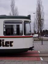 Gab es jemals ein �sthetisch ansprechender gestaltetes Stra�enbahnmodell als den legend�ren GT4 der Maschinenfabrik Esslingen? Hier sein 'Hintern'. Gerne w�rde man sagen: gutes Design stirbt nie. Doch auch in Augsburg, der letzten schw�bischen/bundesdeutschen Bastion im Planbetrieb aktiver Gt4, sind die Tage guten, allt�glich konsumierbaren Stra�enbahndesigns gez�hlt. Im Sommer 2009, nach Eintreffen der 'CityFlex' von Bombardier (passenderweise kollidiert dieser per Losverfahren festgelegte Namen mit den Produkten eines Anbieter von F�kalentsorgungsger�tschaften aus D�nemark), wird es den letzten 'Stuttgarterinnen' an den Kragen gehen. Gelitten hat das Geschmacksempfinden des �sthetisch sensiblen Nahverkehrskunden allenfalls durch die bei der 1995/96 aus Stuttgart beschafften 'zweiten Serie' (Wagen 411-420 und 461-470) 'modernisierte' Inneneinrichtung, die das AUS bedeutete f�r die kultigen graumosaikten Resopalverkleidungen und die gem�tlichen roten Sitzb�nke mit Nierentischchen und Sonnenjalousien. Was bleibt, ist die Erinnerung an das �sthetisch Ma�st�be setzende Industriedesign der fr�hen Bundesrepublik. Hier ein GT4-Zug (411/461, wird voraussichtlich museal erhalten) an der Endhaltestelle 'Inninger Stra�e' der Linie 3 (Stadtbergen - Augsburg Hbf - K�nigsplatz - Inninger Stra�e) der Stadtwerke Augsburg/AVG. Die am 26. April 1996 neuer�ffnete '3er' war zun�chst die Paradestrecke der Augsburger GT4-II, f�r die sie aufgrund der Lieferschwierigkeiten von 'Transen' kurzfristig beschafft worden waren. �brigens wurden die GT4-Z�ge an diesem Tag gleich von mehreren Kameras abgelichtet: die Verst�rkung aus Stuttgart sorgte f�r regelrechte 'Fotoshooting-Atmosph�re' an der Strecke... an dieser Stelle ein Gru� an die Kollegen aus der GT4-Heimat: GT4ever!!! Allerdings mag angesichts des leisen Abschieds kein Gl�schen/Fl�schchen/K�stchen des auf Wagen 461 angepriesenen Getr�nks mehr schmecken. Aufnahme 31. M�rz 2009