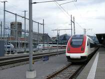 Nach Lausanne ausfahrender Intercity-Neigezug ICN 1630 am Zugschluss mit RABDe 500  Niklaus Riggenbach ; Basel SBB, 25.03.2009
