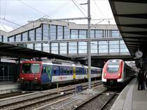 Auf Gleis 14 f�hrt ein Intercity-Neigetechnik ICN 629 von Geneve Aeroport an der Zugspitze mit RABDe 500 020  Jeanne Hersch , daneben steht ein RBDe 562 als S1 nach Muhouse-Ville; Basel SBB, 25.03.2009
