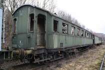 Dieser sch�ne ehemals preu�ische Eilzugwagen geh�rt auch zur Sammlung des VSE Schwarzenberg. Leider wird er wohl nicht mehr zu retten sein. Die meisten sogenannten Eisenbahnfreunde interresieren sich nur f�r Loks, solche Waggons f�hren eher ein Schattendasein. F�r solche  Fans  ist die Eisenbahnwelt am Tender zuende! :-)(27.03.09)