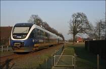 VT726 und VT706 werden in wenigen Minuten als RB67 (NWB81558)  DER WARENDORFER  die Kreisstadt Warendorf erreichen. Im Hintergrund ist die Laurentiuskirche und der t�gliche Anlaufpunkt zum Essenfassen -> McDonalds.

