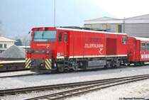 Seit 2004 fahren die  Lupo  von Gmeinder auf der Zillertalbahn, sowohl vor schweren Holzz�gen, als auch im Personenverkehr. Hier wartet die D14 vor dem Depot Jenbach am 05.04.09 auf ihren n�chsten Einsatz.