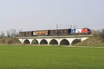1116 003 mit der Frankreich-Beklebung auf dem S�nchinger Eisenbahnviadukt.