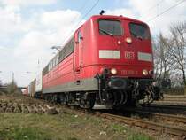 Frontschuss aus der Froschperspektive auf 151 031-2 die am 31.03.09 mit einem Containerzug in Radbruch auf einem Ausweichgleis einige �berholungen abwartet.