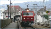 Re 456 544 verl�sst Giessh�bel mit einer S4 nach Z�rich Selnau und Hauptbahnhof. (31.03.2009)