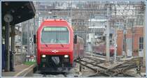 Einer von zwei Re 450 Dostos (von der SBB �bernommen) in SZU Farben bei der Einfahrt in Z�rich Giessh�bel.(31.03.2009)
