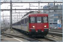 540 031-2 f�hrt einen RBe 4/4 Doppelpendel durch Z�rich Altstetten. (31.03.2009)