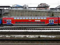 DB - Doppelstockwagen DABpza 50 80 36-81 097-8 im bls Diensten im Bahnhof Spiez am 28.12.2008