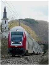 Die Kirche von Michelau mit der RB Luxemburg-Wiltz von unten fotografiert am 29.03.09. (Jeanny)