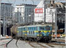 Ein Kesselzug durchf�hrt am 30.03.09 den Bahnhof von Namur, am Ende des Zuges werden die abgeb�gelten 2353 und 2356 mitgef�hrt. (Jeanny)