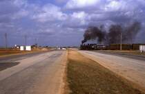 1607  Australia  29.03.01  Die Strecke f�hrt �ber eine Autobahn. Der Bahn�bergang ist nicht durch Schranken, oder Blinklicht gesichert. Wenn auch wenige Autos fahren, sind Unf�lle an der Tagesordnung. 