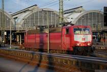 Durchreisestopp in Karlsruhe (II). Das mit dem Glanz von der anderen Seite war nur eine Illusion. Da ermahnte mich doch glatt ein DB-Mitarbeiter, mit dem Fotografieren aufzuh�ren, denn sonst ginge der Lack vom vielen Schie�en noch ganz ab. Sprach's und stieg in die 181 215-5 nicht nur ein, sondern brachte sie auch gleich in Sicherheit vor mir. (29. M�rz 2009, 19:16)
