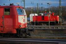 Durchreisestopp in Karlsruhe (III). Hinter der 181 215-5 gl�nzt aber tats�chlich mit recht neuem Lack 363 172-8. (29. M�rz 2009, 19:19)