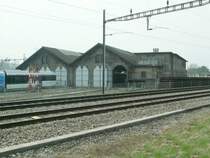 Stiftung Locorama  Die ehem.6 st�ndige Lok Remise in Romanshorn von Norden aus gesehen,wo sich jetzt das Locorama befindet.Auf der S�dseite befinden sich die 20m Drehscheibe und ein Wasserkran.Zum Ensemble geh�ren dann noch Stellwerk Romanshorn I und II und die alte Signalbr�cke (noch nicht aufgebaut)