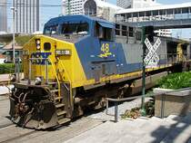 GE C40-8W (Dash 8-40CW) Nr. 48 der CSX Transportation bei einem unbewachten Bahn�bergang in New Orleans, 23. Mai 2003.