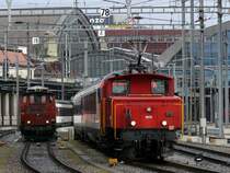 Mit Diesel bzw. mit Strom: die Rangiertraktoren Em 3/3 18822 und Ee 3/3 16513 bei der Arbeit an IC-Steuerwagen in Basel SBB, 25.03.2009
