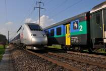 Schweiz - Bei Frick AG. Ein seltenes Bild des TGV 4410/4415 mit dem parallel fahrenden InterRegio um 16:42 Uhr am 6. April 2009. Beide haben als Endziel Z�rich, aber der TGV saust ohne Halt zum Z�rcher Hauptbahnhof und wird der Sieger der   Wettfahrt   werden. 