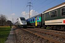 Schweiz - Bei Frick AG. Nun ist der TGV 4410/4415 am letzten Wagen des InterRegio dran und dessen Fahrg�ste werden wohl einen kleinen Schreck bekommen, aber sicher auch staunen, was da nebenan vorbei braust. 06.04.2009