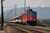 Schweiz - Bei Frick AG. Das erlebt man nicht alle Tage ! Ein InterRegio mit Re 4/4 11159 nach Z�rich wird gleich von einem TGV auf dem Gegengleis �berholt, der im Normalfall sonst �ber Olten und Aarau von Basel nach Z�rich f�hrt. 06.04.2009 