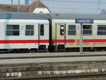 Sauber meets dreckig  -> So  Denglisch  k�nnte man dieses Treffen hier bei den beiden IC-Wagen beschreiben. Gesehen am 04.04.2009 im Leipziger hbf
