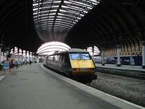 Am 01.04.09 wartet eine Class 91 darauf, ihren Intercity in Richtung London Kings Cross aus dem Bahnhof von York hinauszuschieben. Bemerkenswert ist, dass die Lokomotivf�hrer im Bahnhof bei der Ausfahrt in Richtung S�den stets kr�ftig sanden, um der schiebenden Lokomotive gen�gend  Schienenhaftung  zu verleihen.