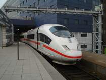Am 04.04.09 wartet der ICE 15 International 4652  Arnhem  der NS Hispeed in Bruxelles Midi/Brussel Zuid auf seinen Abfahrtsauftrag in Richtung Frankfurt am Main �ber L�ttich, Aachen und K�ln.