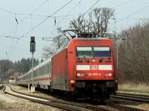 Die 101 079 am 04.04.2009 mit einem IC bei der Durchfahrt in A�ling. 