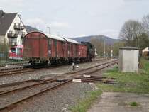 Br 64 der DFS mit einem kleien G�terzug in Ebermannstadt am 8.4.09