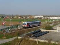 Aus dem 7020 273-4 (= Zwischenwagen der 4020 273-1) wurde der 5047 055-8 in der Bahnhaltestelle Obersdorf (bei Wolkersdorf) fotografiert. (08.04.09)