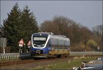 Der Sandboden im M�nsterland ist ideal f�r die Landwirtschaft. Neben Kartoffeln k�nnen in der n�he von Fl�ssen sogar Zuckerr�ben angebaut werden. VT710 f�hrt als RB67 (NWB81557)  DER WARENDORFER , Bielefeld Hbf - M�nster(Westf)Hbf an einem Spargelfeld vorr�ber. 

