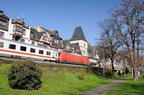 Der Intercity im Stadtpark. So gesehen in der wundersch�nen Stadt Bacharach. Direkt an der H�userzeile der Altstadt zieht eine 101 ihren Zug gen Koblenz. (April 09).