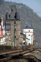 Den Abschlu� der Altstadth�user bilden zwei alte, ehemalige Wehrt�rme. Direkt davor verl�uft mitten durch Bacharach die KBS 471. (Aufgenommen im April 2009).