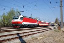 1014 002 schiebt am 08.04.2009 ihren Wendezug nach Wien S�dbahnhof/Ostseite, hier bei der Einfahrt in Neusiedl am See. 