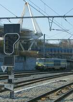 Die SNCB NMBS 1501 ist auf der Fahrt nach Liers um ihren (unseren) Zug nach Gouvy zu holen und zeigt sich vor der futuristischen Kulissenlandschaft des Bahnhofes von Liège Guillemins.
 
30. März 2009