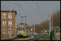  Abbb������   Abi-Abi-TUR-TUR-TUR   Gebt mir ein A, gebt mir ein B, gebt mir ein C - ABIIIII TUUUUURRRRR 

So hallt es aus dem Sonderzug, bestehend aus Triebwagen 71, einem gut gelaunten Lokf�hrer und vielen noch besser gelaunten Abiturienten. Der Zug bietet f�r ca. 55 Leute Platz - dann w�rde es eng werden. Insgesammt waren 50 Abiturienten an Board. 
Auch der Lokf�hrer war gut gelaunt. Pfeifend und Bimmelnd durch die Fu�g�ngerzone, oder mal mit 40 durch den Tunnel. Pfeifend versteht sich! K�fertal, im Hintergrund die Alstorm-Werke, 02. April 2009