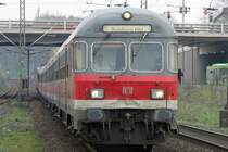 Einen verbeulten Karlsruher schob 111 009-7 auf dem RE5 Verst�rker am 07.04.2009 in Oberhausen Sterkrade