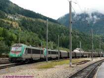 In Modane f�hrt die Doppeltraktion aus BB36335 und BB36331 einen G�terzug �ber die Alpen nach Italien.
Auf der Front ist gut zu erkennen, dass die Loks auch eine allgemeine italienische Zulassung besitzen und gem�� den dortigen Vorschriften einen roten Warnbalken an der Front tragen und f�r Italien auch als E436 3335MF und E436 331MF bezeichnet wurden.
30.08.2007 Modane